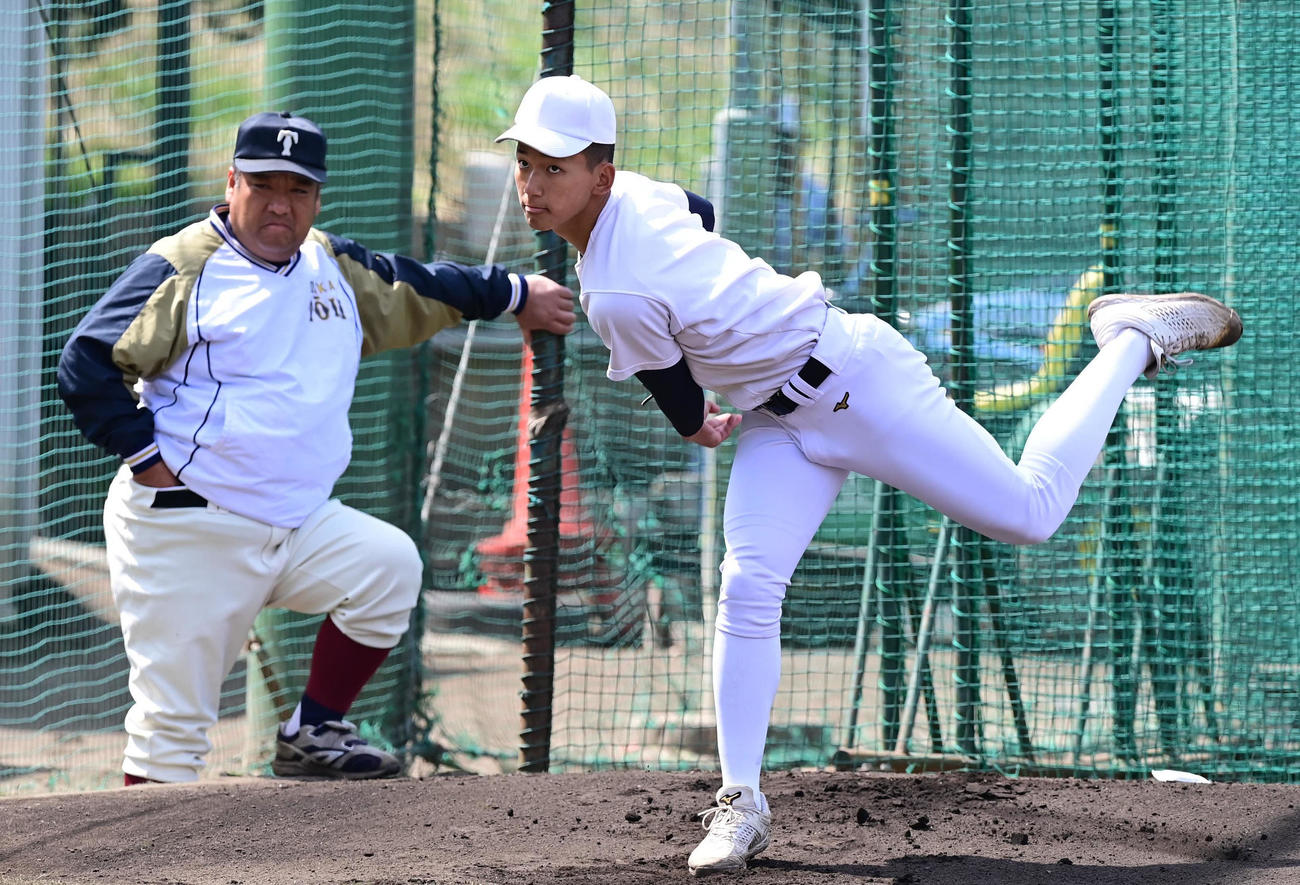 西谷監督の見守る中、投球練習する大阪桐蔭・前田（代表撮影）