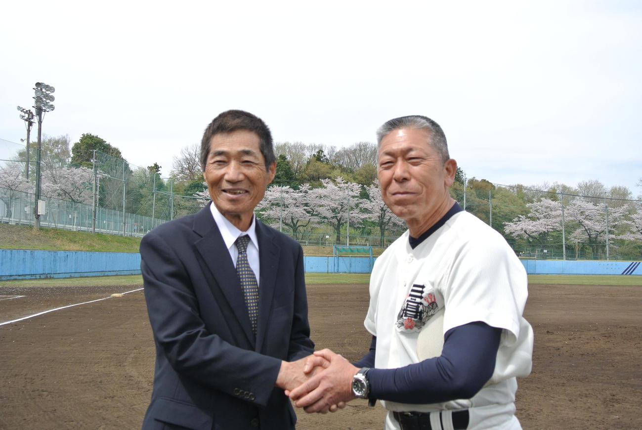 この日をもって日大三野球部監督を退任する小倉全由監督は、帝京との練習試合を終えて前田三夫前帝京監督とがっちり握手（撮影・井上真）