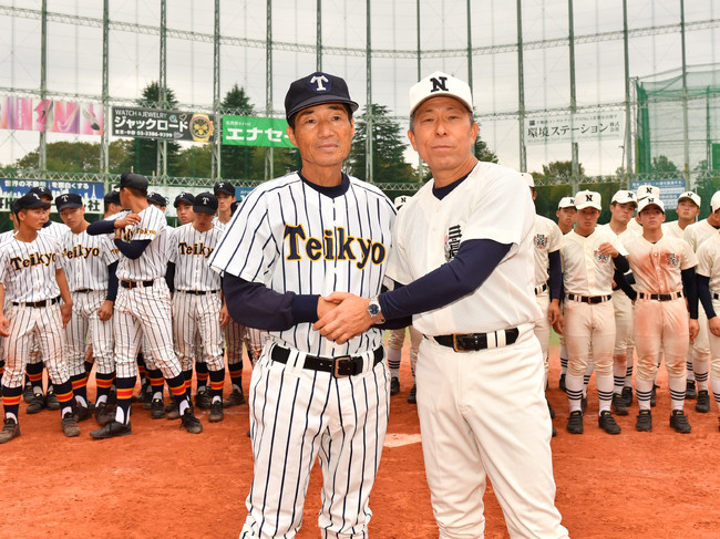 秋季高校野球東京大会　準々決勝　帝京対日大三　試合後、握手する帝京・前田三夫監督（左）と日大三・小倉全由監督(2019年11月3日)