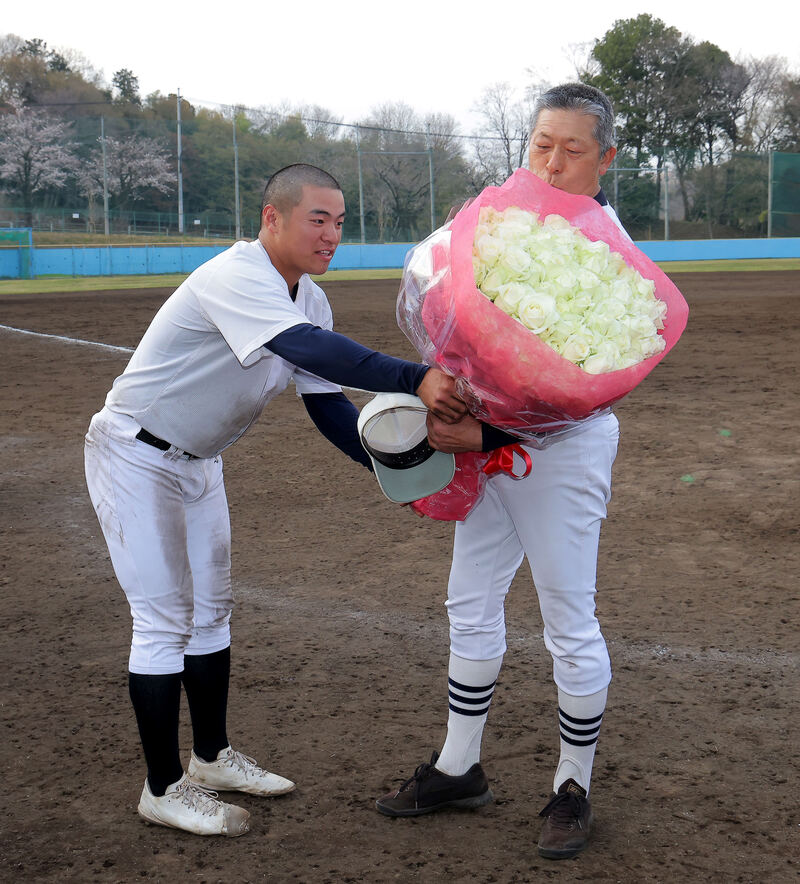 日大三・小倉全由監督最後のノック　ノックを終え、日大三・二宮士主将（左）は小倉全由監督に花束を渡す（2023年3月22日）