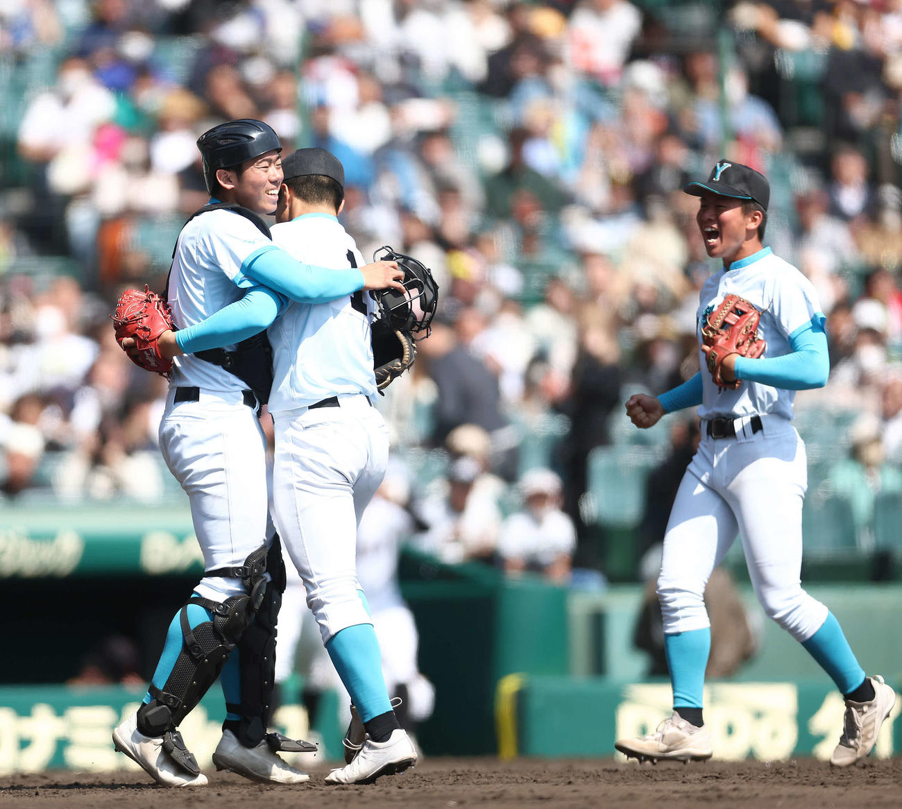山梨学院対広陵　広陵に勝利し歓喜する山梨学院・佐仲（左）と林（撮影・河田真司）