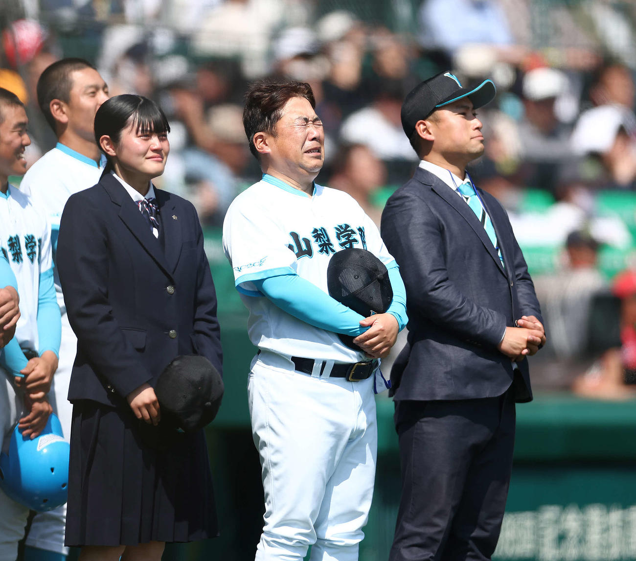 山梨学院対広陵　広陵に勝利し決勝進出を決め、整列で感極まる山梨学院・吉田監督（撮影・河田真司）