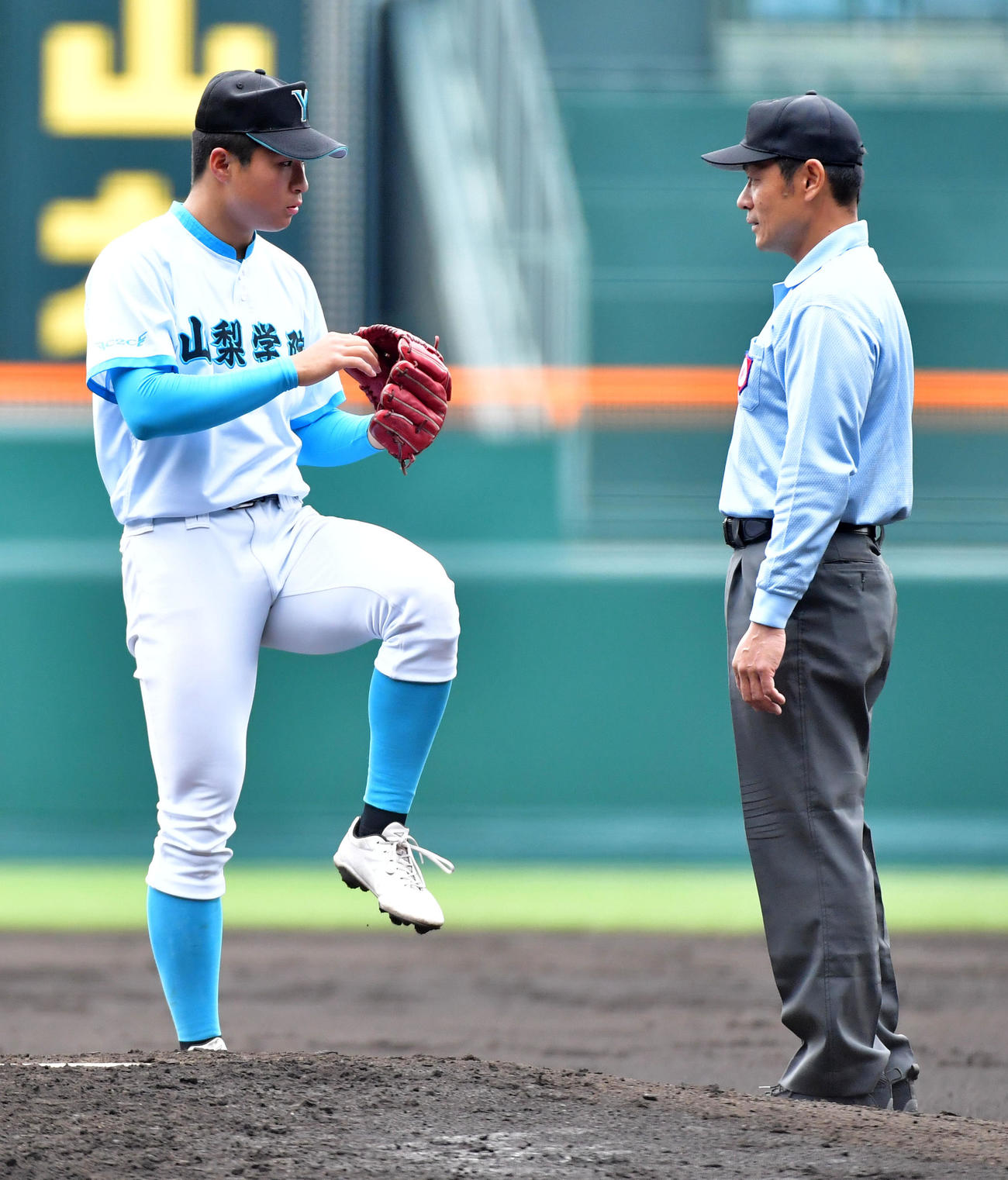 山梨学院対広陵　2回、審判と投球フォームについて話す山梨学院先発の林（撮影・前岡正明）