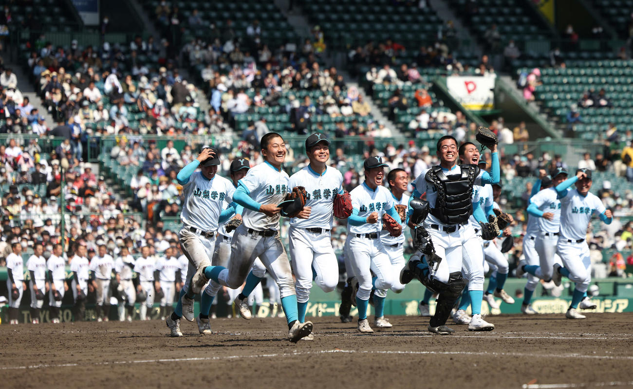 山梨学院対広陵　広陵に勝利し、決勝進出を決めた山梨学院ナインは、笑顔でアルプススタンドにあいさつに向かう（撮影・河田真司）
