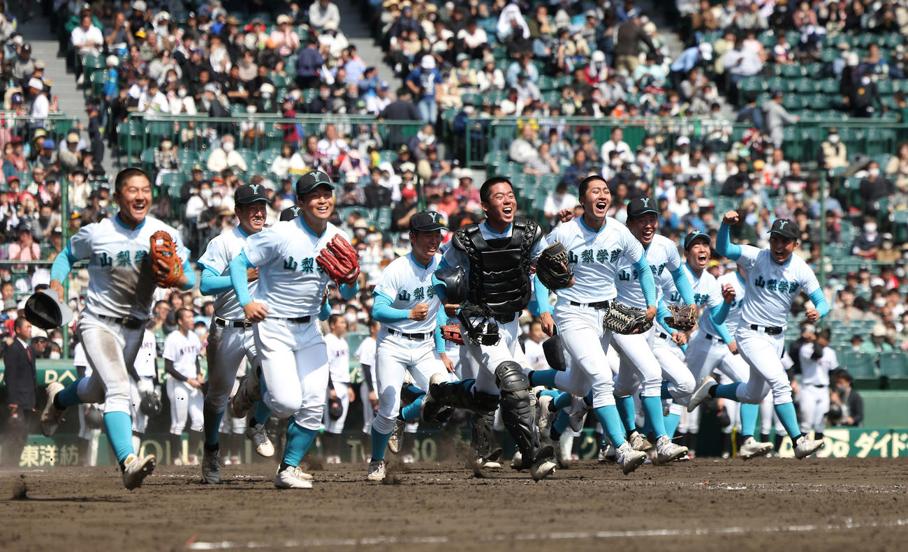 山梨学院対広陵　広陵に勝利し、決勝進出を決めた山梨学院ナインは、笑顔でアルプススタンドにあいさつに向かう（撮影・河田真司）