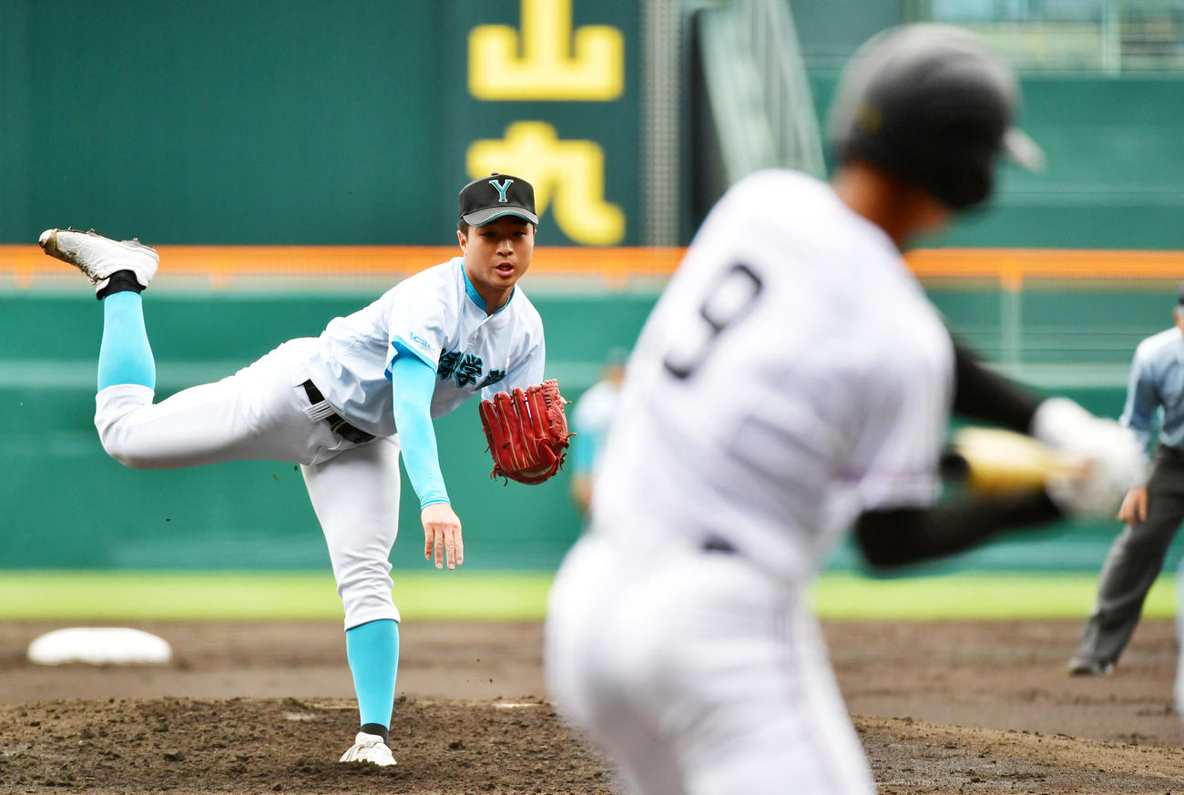 山梨学院対広陵　山梨学院先発の林（撮影・前岡正明）