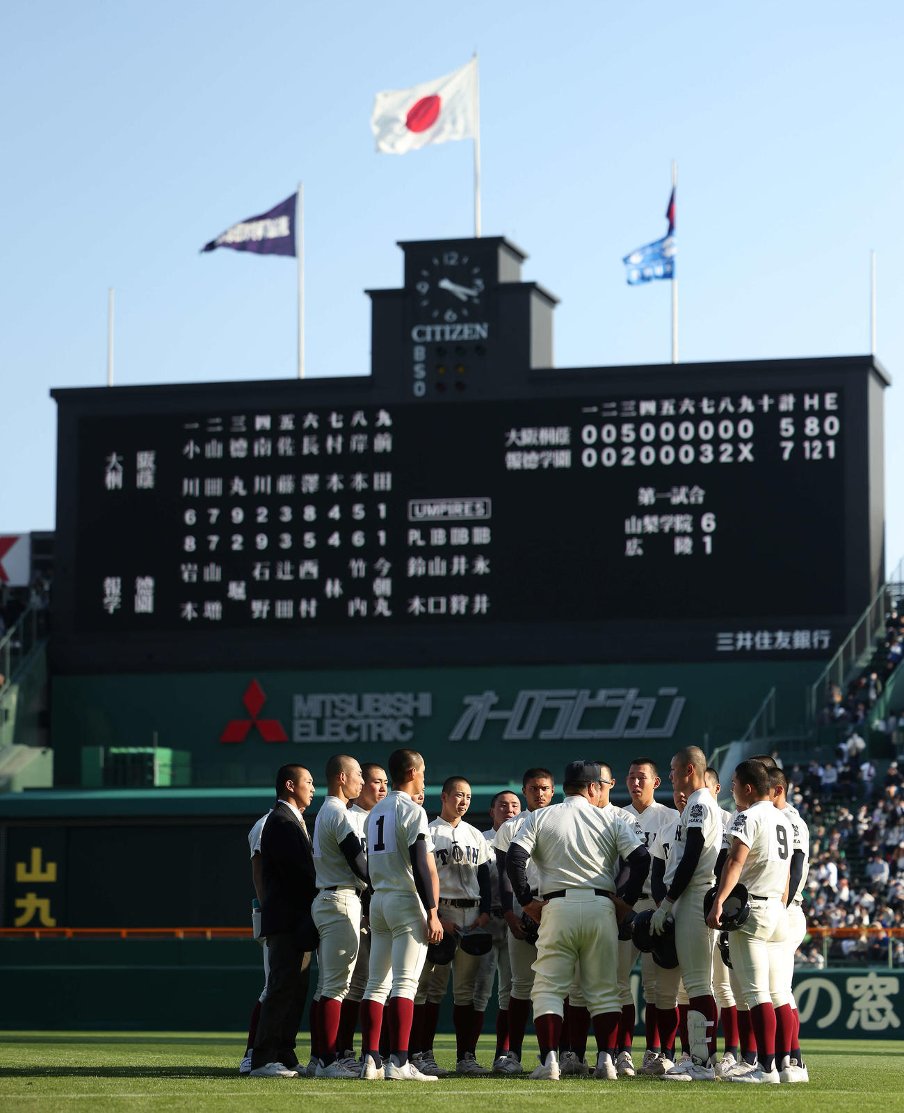 報徳学園に敗れ、アルプススタンド前で円陣を組む大阪桐蔭ナイン（撮影・河田真司）