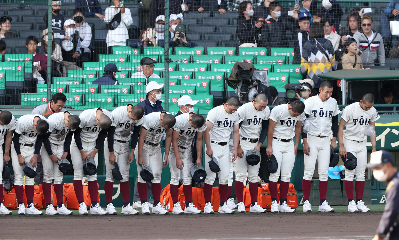 報徳学園に敗れ、グラウンドにあいさつする大阪桐蔭ナイン（撮影・上山淳一）