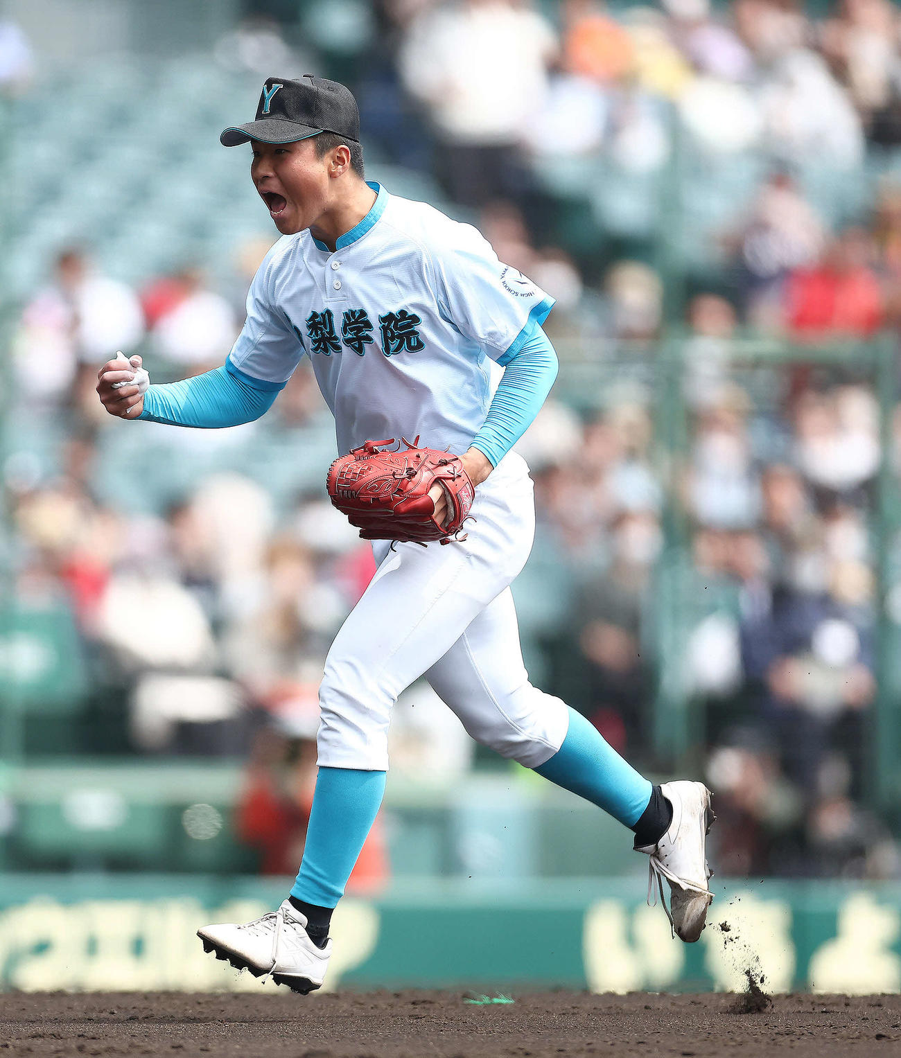 山梨学院対広陵　5回裏広陵2死二塁、真鍋を三邪飛に抑え、雄たけびを上げながらベンチに戻る山梨学院・林（撮影・河田真司）