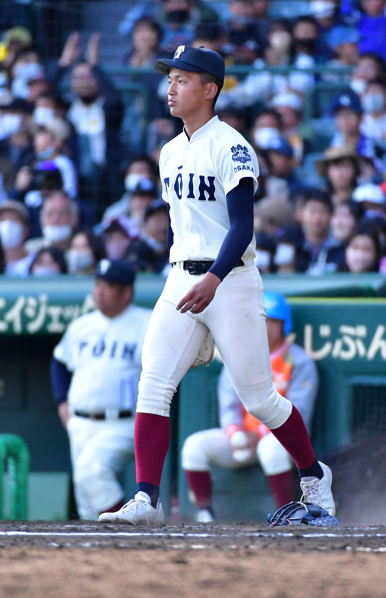 大阪桐蔭対報徳学園　8回表報徳学園1死一塁、石野に左適時二塁打を打たれがっくりする大阪桐蔭・前田（撮影・前岡正明）