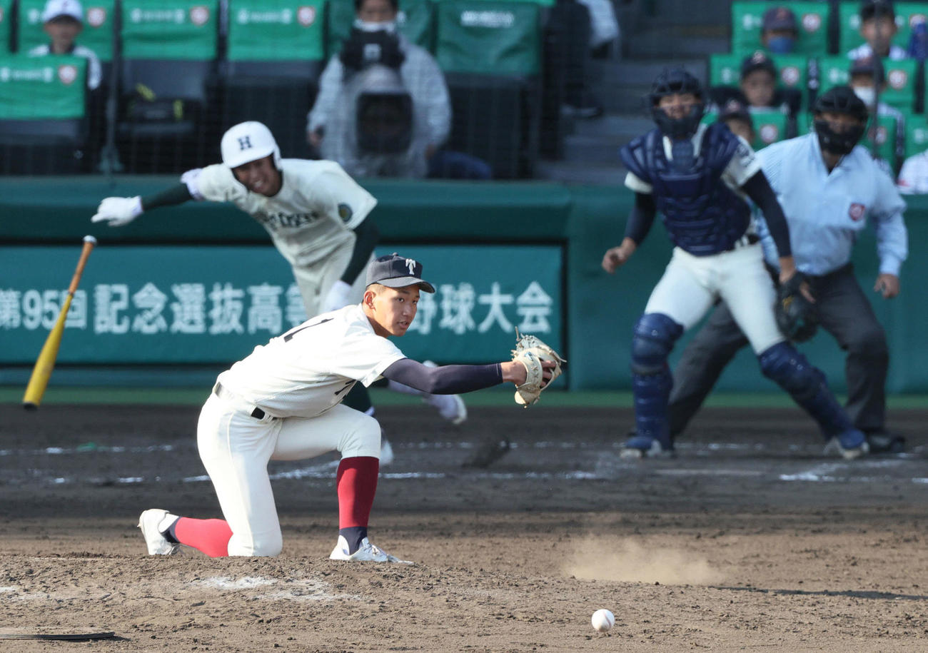 大阪桐蔭対報徳学園　8回裏報徳学園2死三塁、前田（手前）は西村に遊適時内野安打を浴びる（撮影・上山淳一）