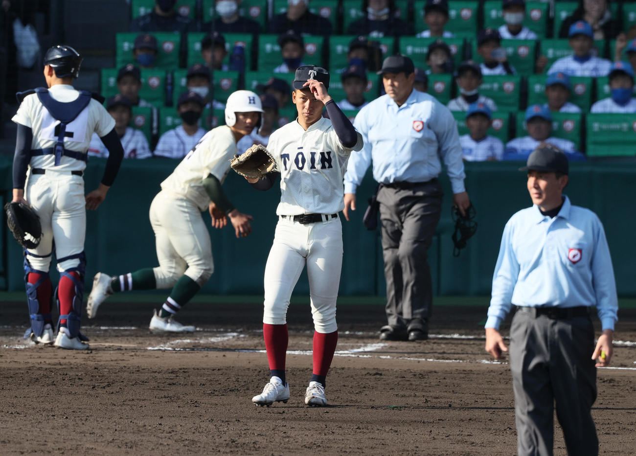 大阪桐蔭対報徳学園　7回裏報徳学園無死一、三塁、投手前田（手前）は代打宮本の左ゴロの間に同点とされる（撮影・上山淳一）