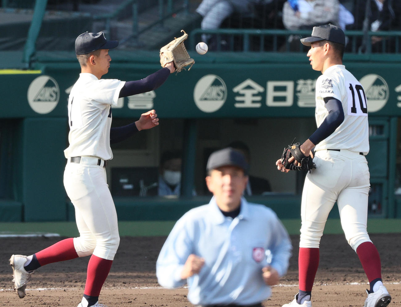 大阪桐蔭対報徳学園　7回裏報徳学園無死一、三塁、南恒（右）に代わり前田がマウンドへ向かう（撮影・上山淳一）
