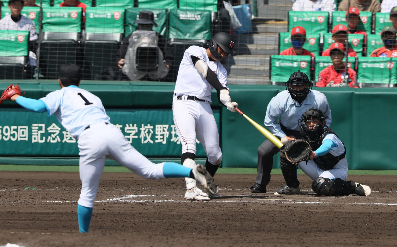 山梨学院対広陵　8回表広陵無死、真鍋は中飛に倒れる（撮影・上山淳一）