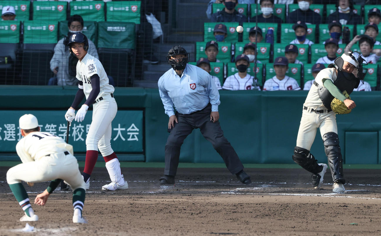 大阪桐蔭対報徳学園　8回表大阪桐蔭1死一塁、打者前田（左から2人目）の時に走った一走岸本をアウトにする捕手堀（撮影・上山淳一）