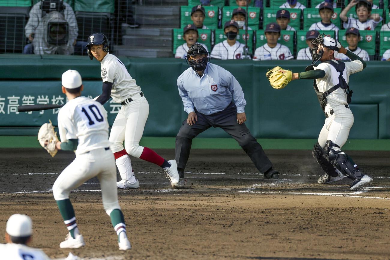 大阪桐蔭対報徳学園　8回表大阪桐蔭1死一塁、打者前田のとき二盗を阻止する捕手堀。投手今朝丸（共同）