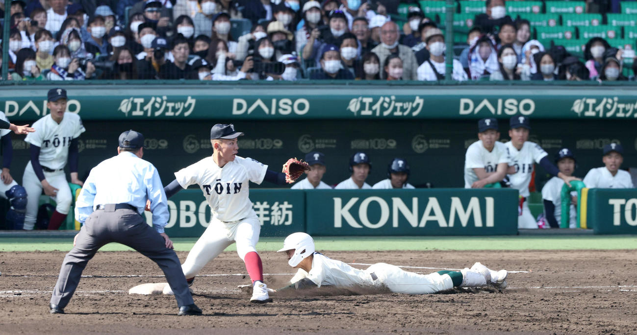 大阪桐蔭対報徳学園　3回裏報徳学園2死一塁、堀（右）は三塁内野安打をもぎ取る（撮影・上山淳一）