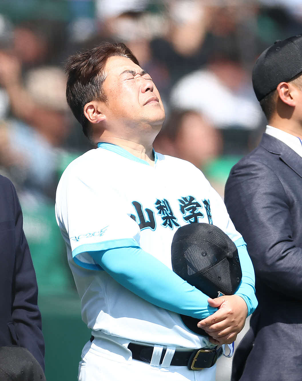 山梨学院対広陵　広陵に勝利し決勝進出を決め、整列で感極まって天を仰ぐ山梨学院・吉田監督（撮影・河田真司）