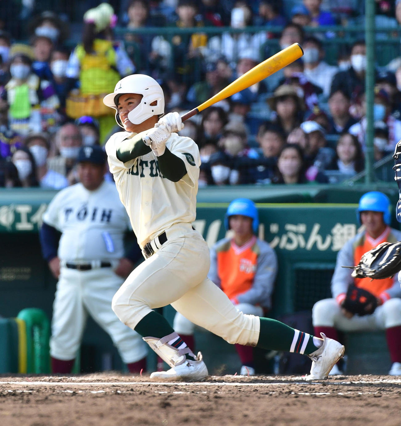大阪桐蔭対報徳学園　7回裏報徳学園無死二、三塁、林純司は左適時2点二塁打を放つ（撮影・前岡正明）