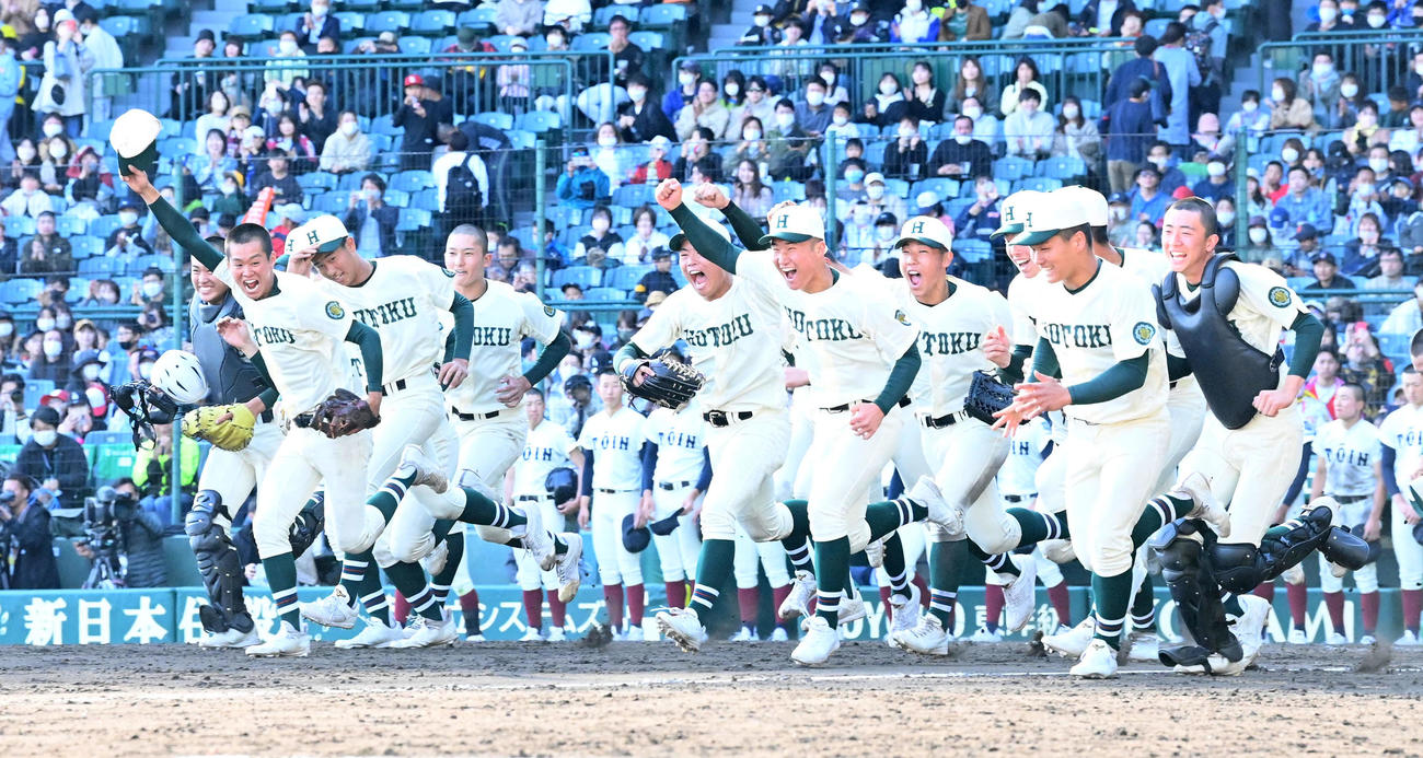 大阪桐蔭対報徳学園　大阪桐蔭を破り笑顔で応援団にあいさつへ向かう報徳学園ナイン（撮影・前岡正明）