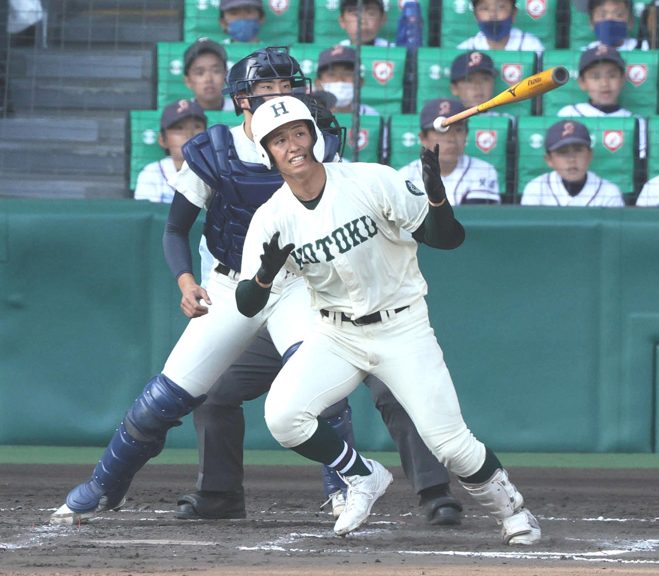 大阪桐蔭対報徳学園　8回裏報徳学園1死一塁、決勝の左適時二塁打を放つ石野（撮影・上山淳一）