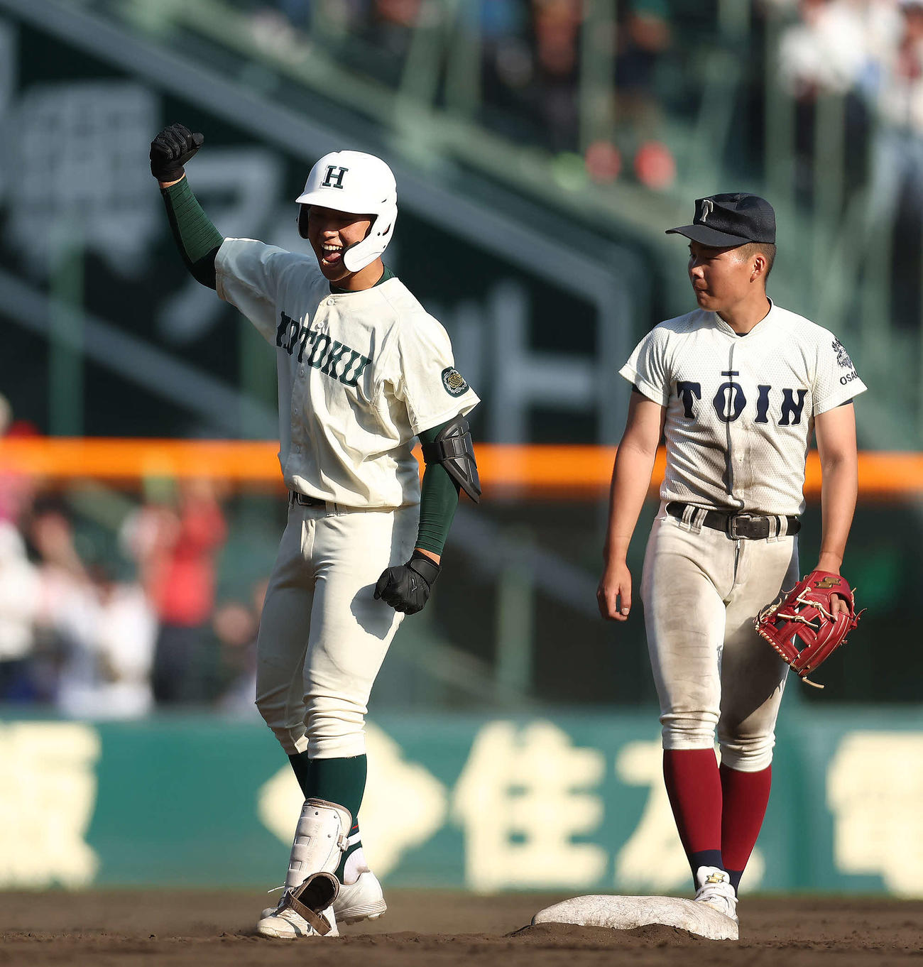 大阪桐蔭対報徳学園　8回裏報徳学園1死一塁、勝ち越しの適時二塁打で出塁し、ガッツポーズする石野（撮影・河田真司）