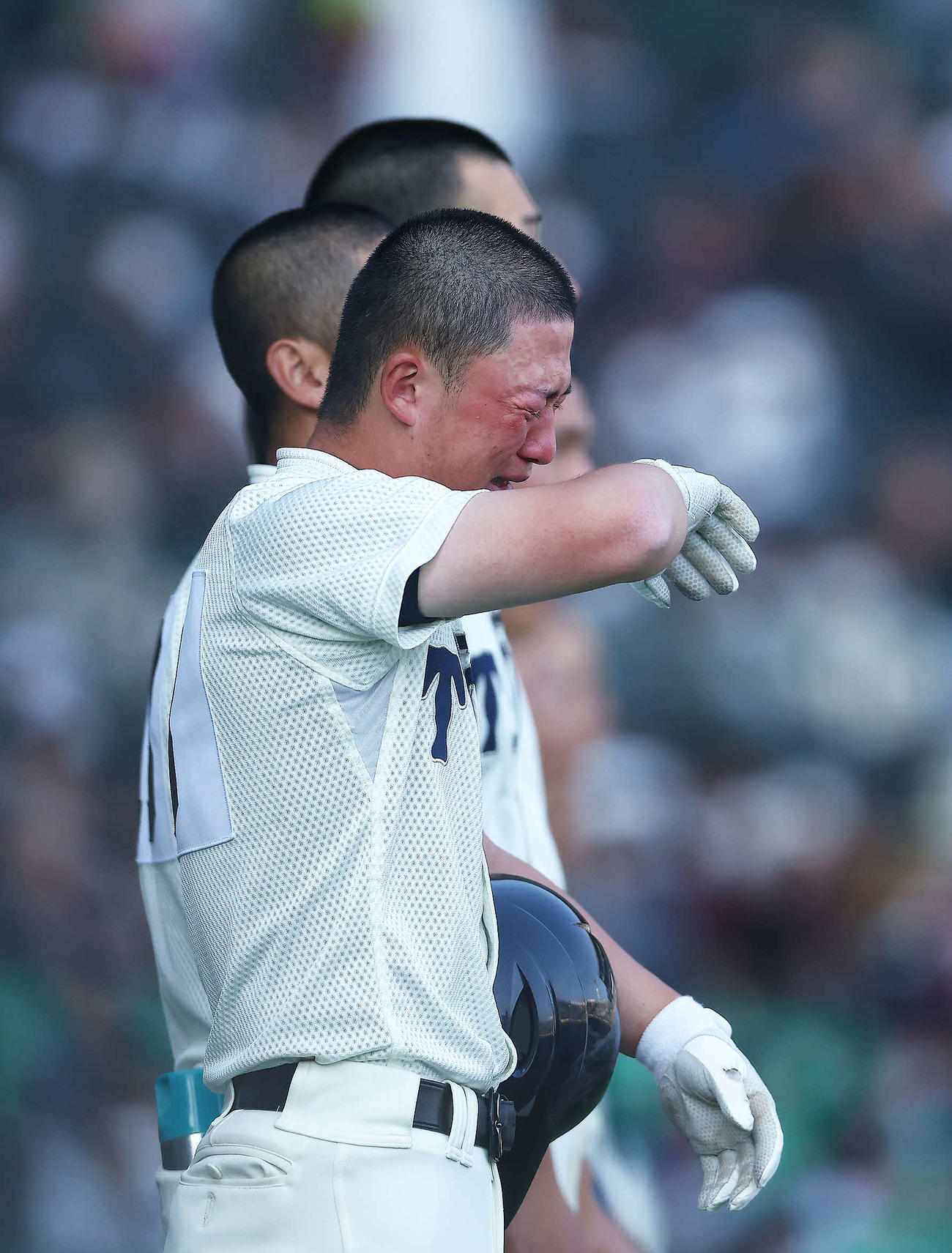大阪桐蔭対報徳学園　報徳学園に敗れ、目に涙を浮かべながら整列する大阪桐蔭・長沢（撮影・河田真司）