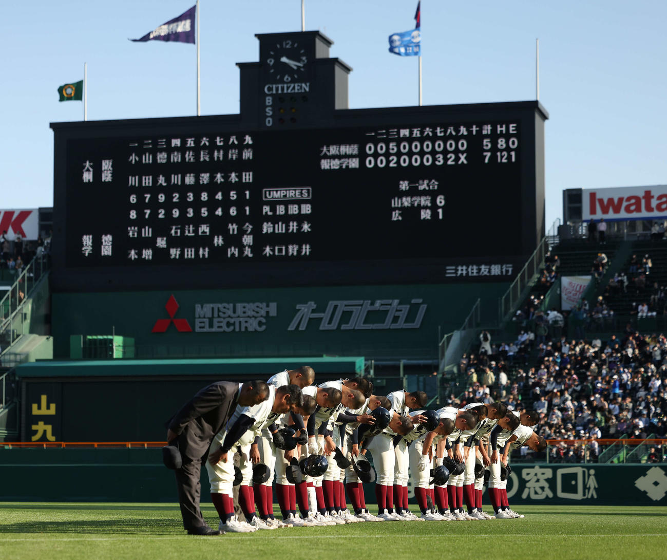 大阪桐蔭対報徳学園　報徳学園に敗れ、アルプススタンドにあいさつする大阪桐蔭ナイン（撮影・河田真司）