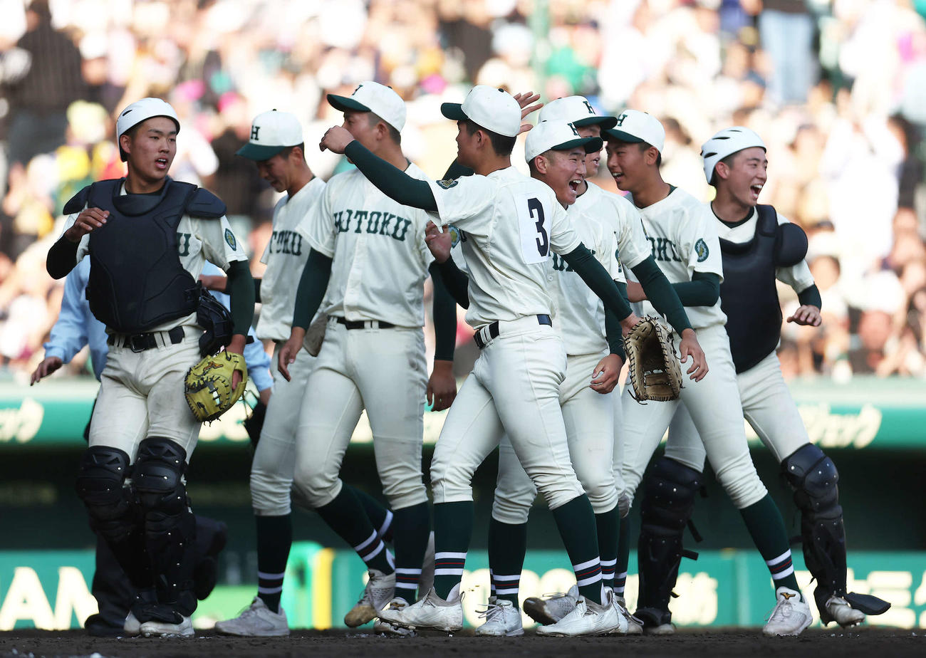 大阪桐蔭対報徳学園　大阪桐蔭に勝利し、決勝進出を決め歓喜する報徳学園ナイン（撮影・河田真司）