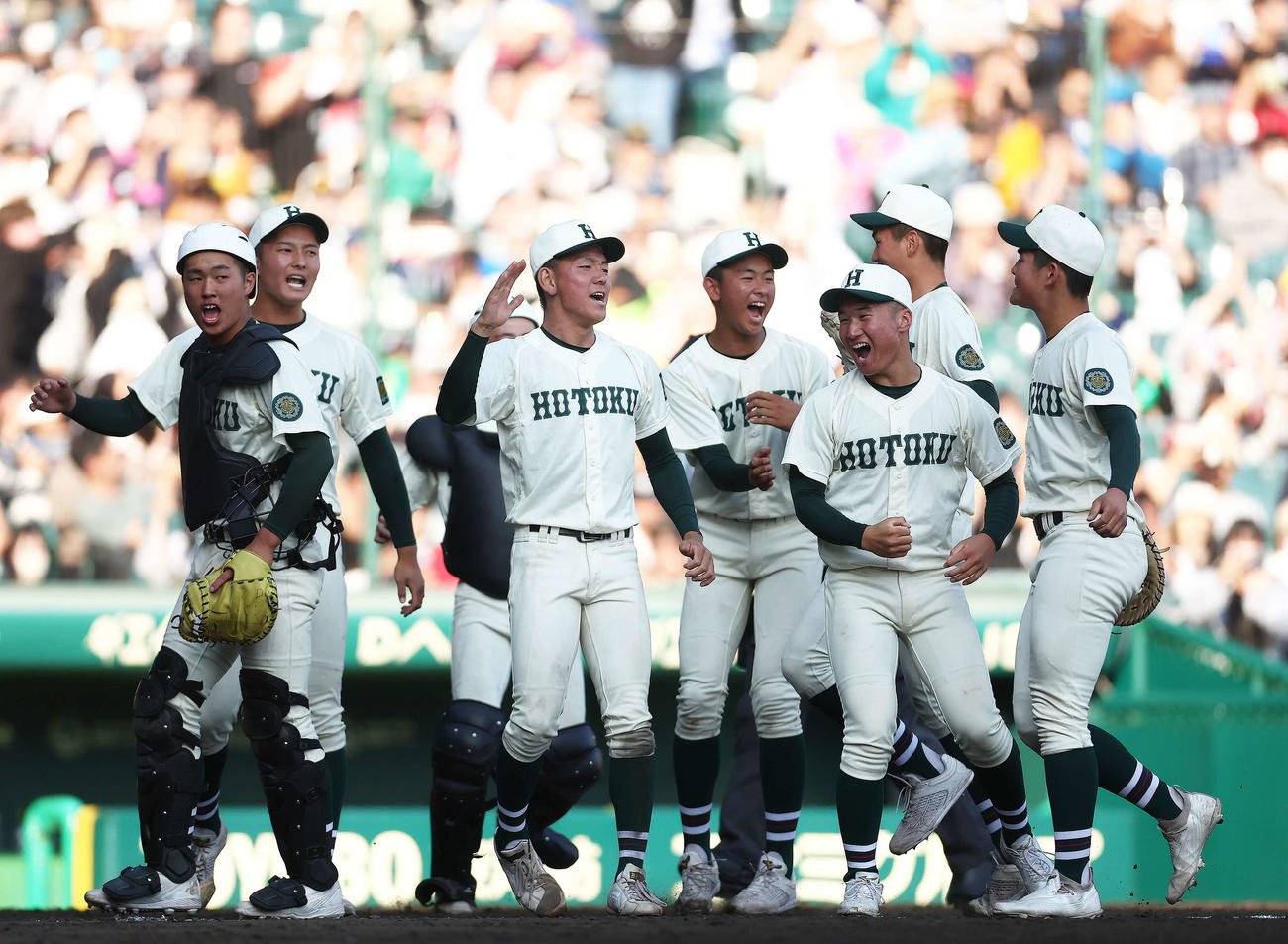 大阪桐蔭対報徳学園　大阪桐蔭に勝利し、決勝進出を決め歓喜する報徳学園ナイン（撮影・河田真司）