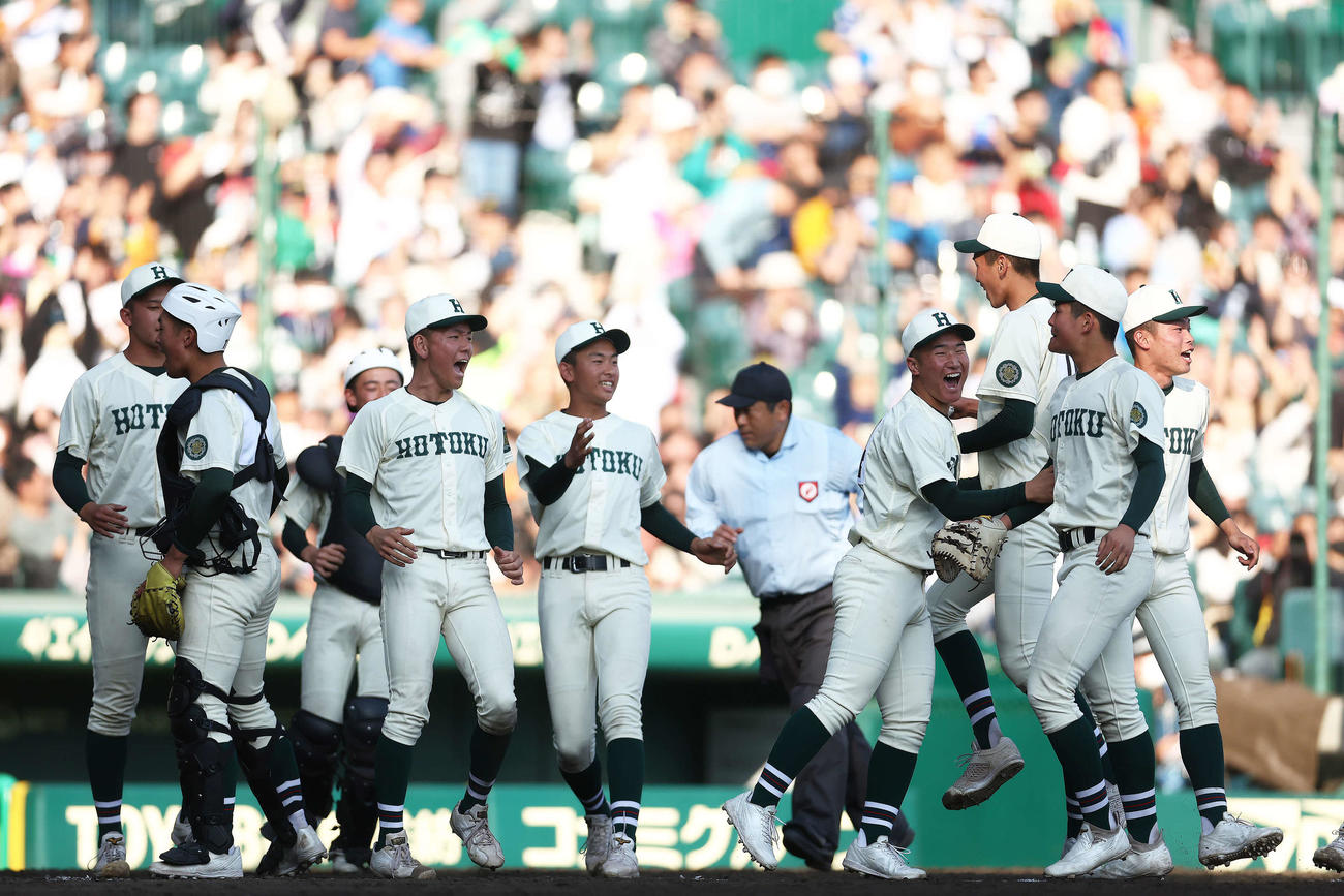 大阪桐蔭対報徳学園　大阪桐蔭に勝利し、決勝進出を決め歓喜する報徳学園ナイン（撮影・河田真司）