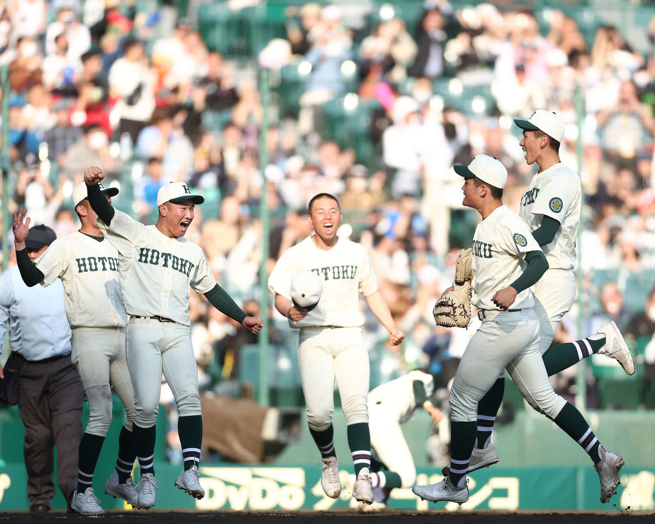 大阪桐蔭対報徳学園　大阪桐蔭に勝利し、決勝進出を決め歓喜する報徳学園ナイン（撮影・河田真司）