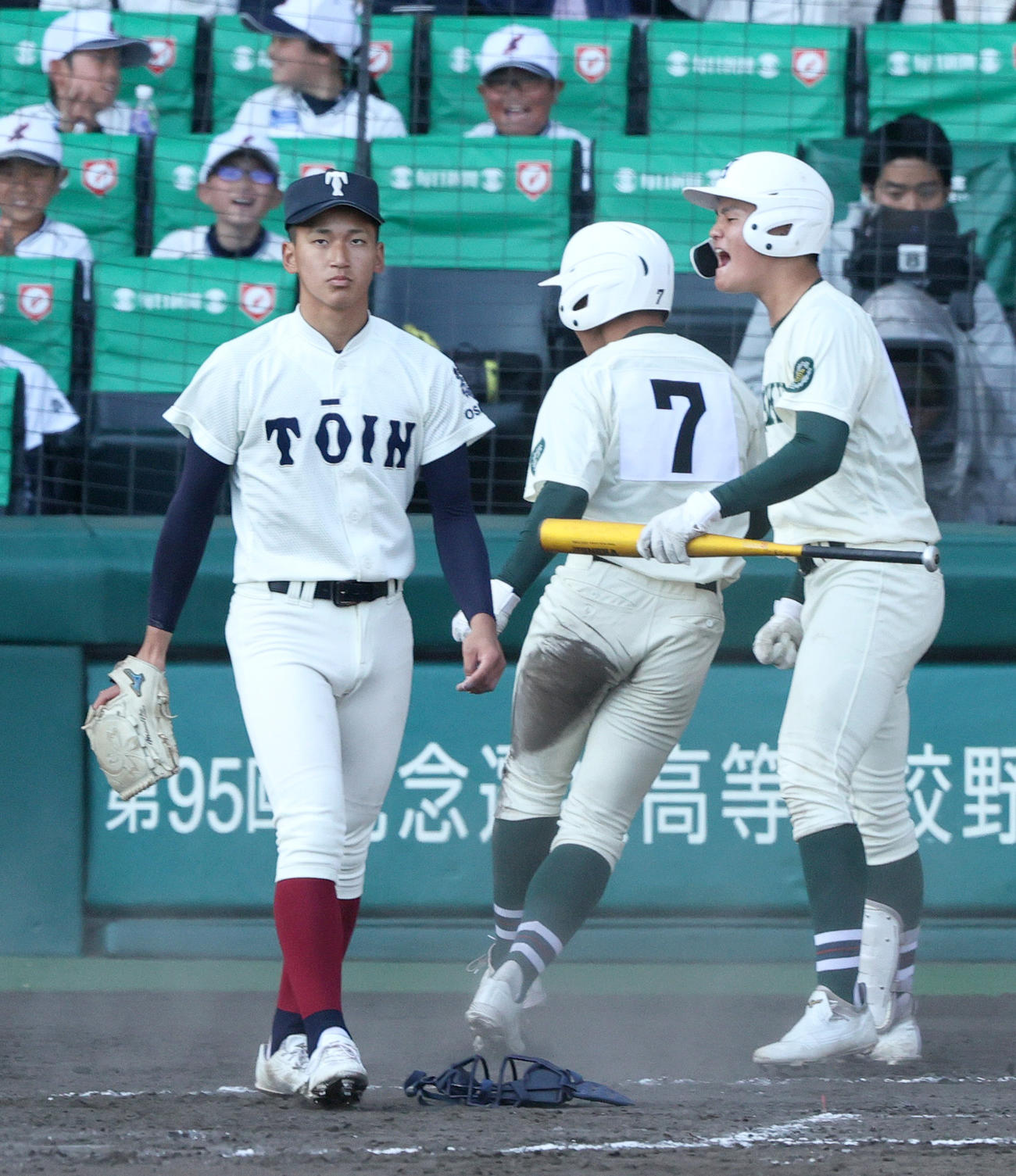 大阪桐蔭対報徳学園　8回裏報徳学園1死一塁、前田（左）は石野に左適時二塁打を浴びる（撮影・上山淳一）