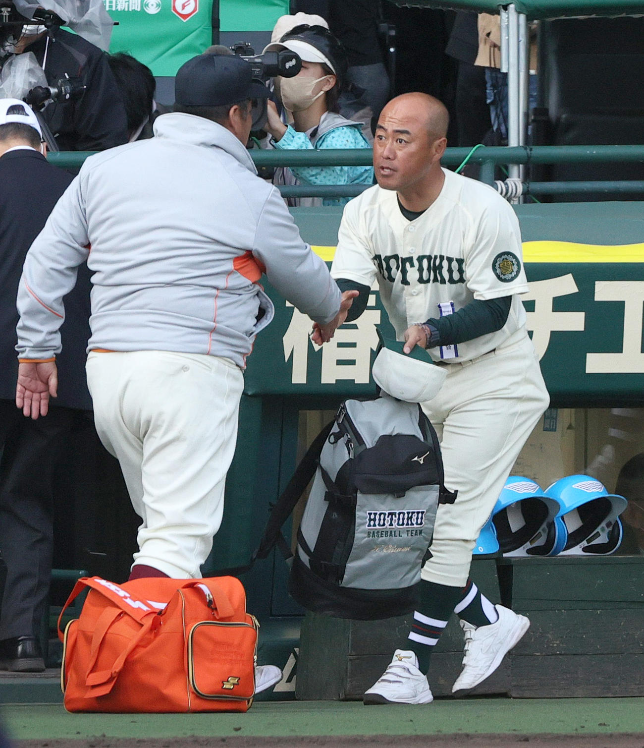 試合後、報徳学園・大角監督（右）と握手を交わす大阪桐蔭・西谷監督（撮影・上山淳一）