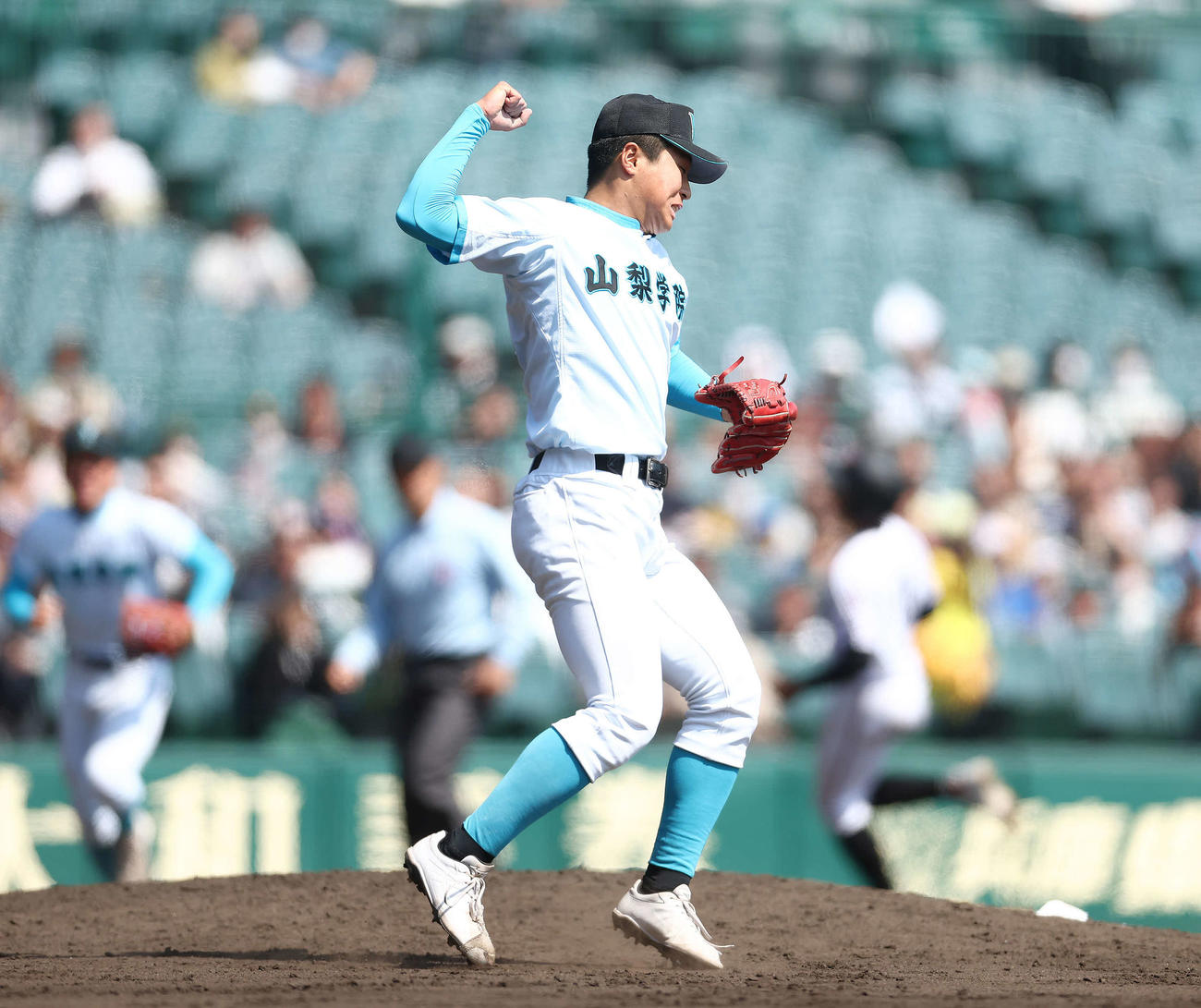 山梨学院対広陵　9回裏広陵2死一塁、谷本颯太を一ゴロに抑え力強くガッツポーズする山梨学院・林（撮影・河田真司）