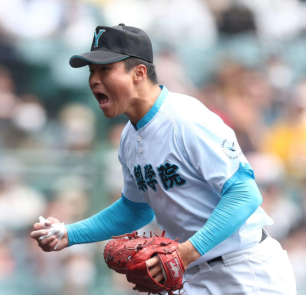 山梨学院対広陵　5回裏広陵2死二塁、真鍋を三邪飛に抑え、雄たけびを上げながらベンチに戻る山梨学院・林（撮影・河田真司）