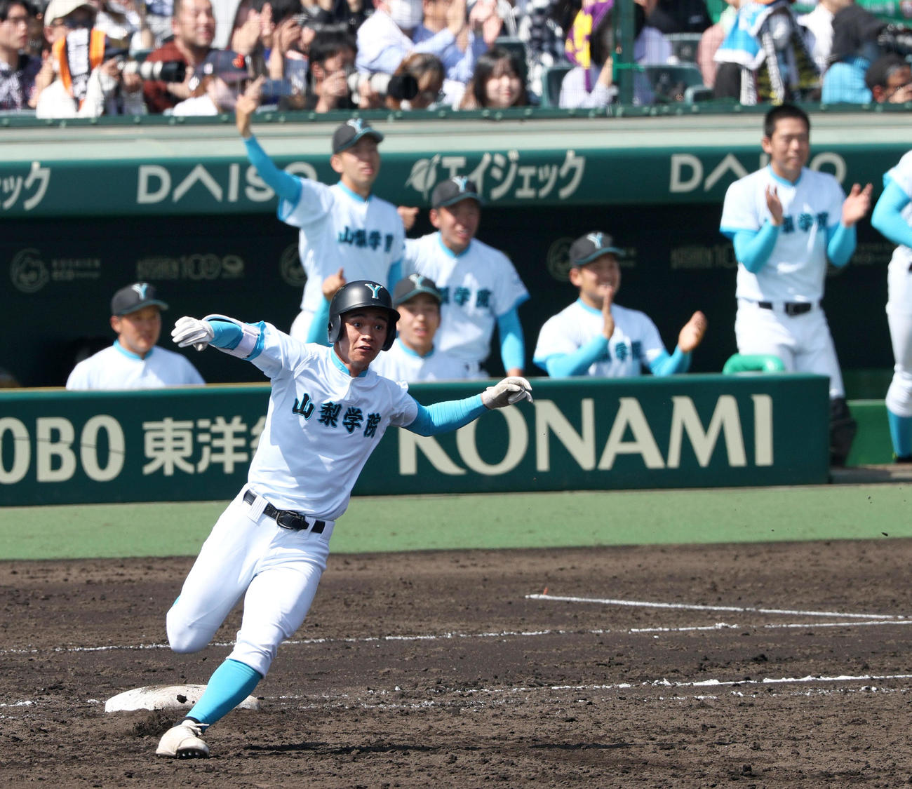 報徳学園対山梨学院　5回裏山梨学院1死一、二塁、星野は左前適時打を放つ（撮影・上山淳一）