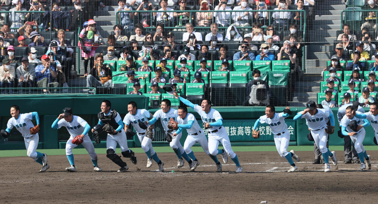 報徳学園対山梨学院　初優勝を決め喜びを爆発させる山梨学院ナイン（撮影・上山淳一）