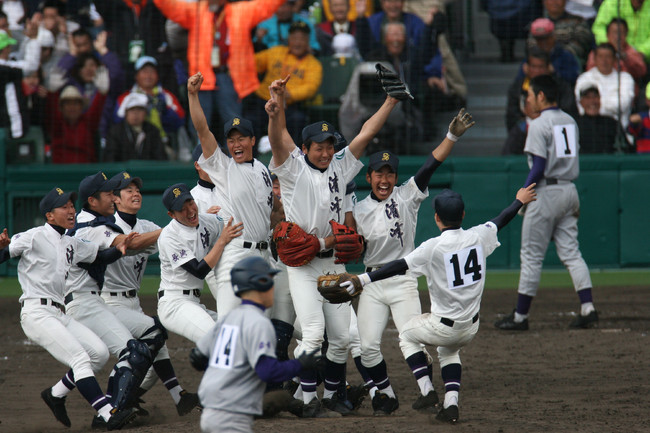 第81回選抜高校野球選手権大会・決勝戦　清峰対花巻東　花巻東を下した瞬間、ナインと歓喜の表情を見せる清峰・今村猛（中央）。右は花巻東・菊池雄星（2009年4月2日）