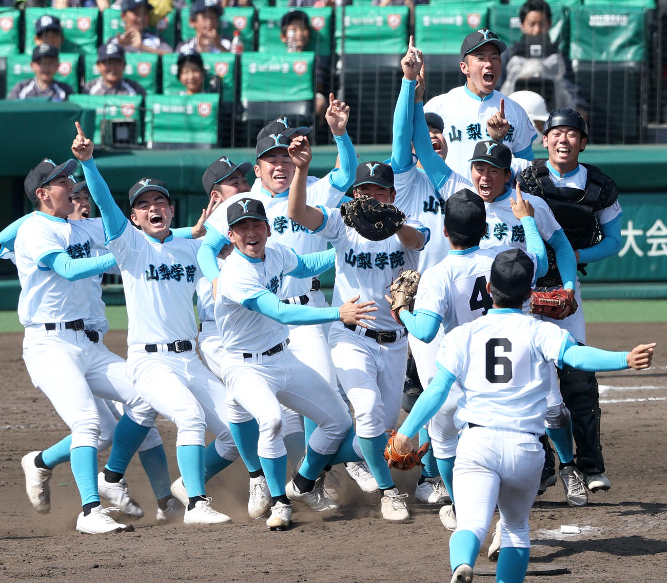 報徳学園対山梨学院　初優勝を決め喜びを爆発させる山梨学院ナイン（撮影・上山淳一）
