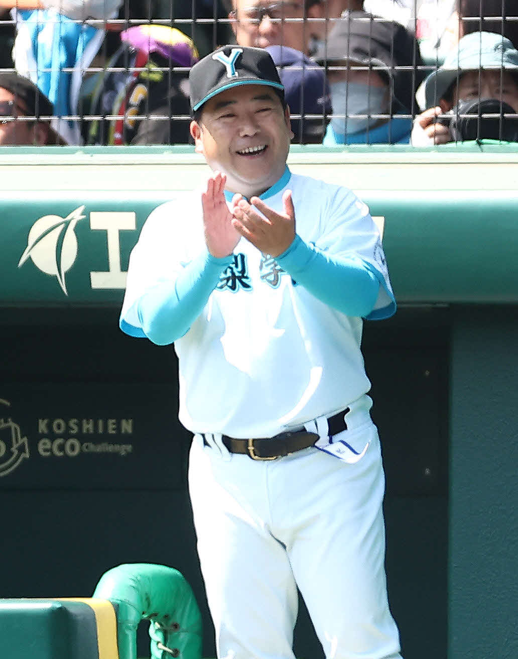 報徳学園対山梨学院　2回表、戦況を見守る山梨学院・吉田監督（撮影・河田真司）