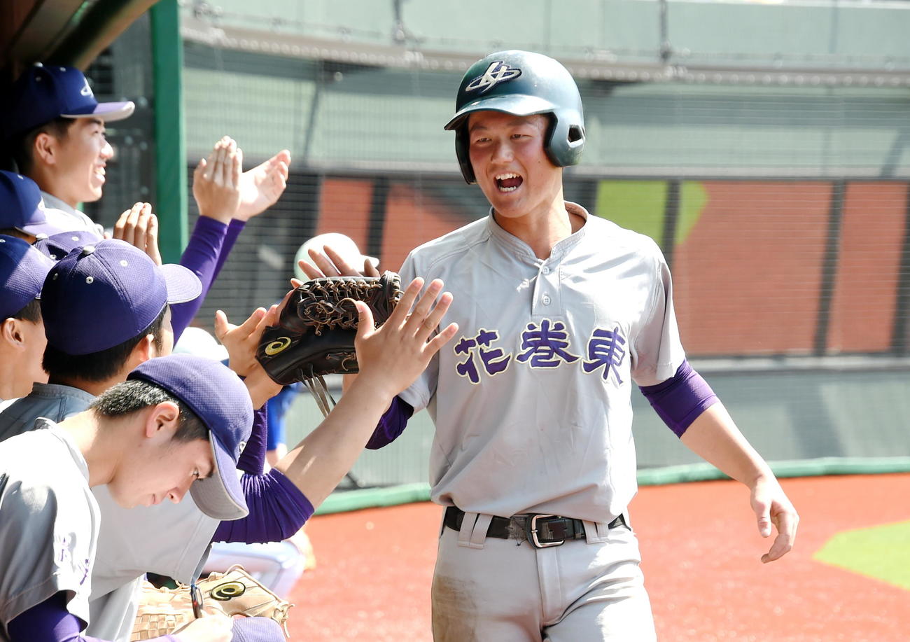 花巻東対早実第1試合　2回表花巻東2死二塁、今野憲伸の適時二塁打で生還して仲間とハイタッチする千葉（撮影・山田愛斗）