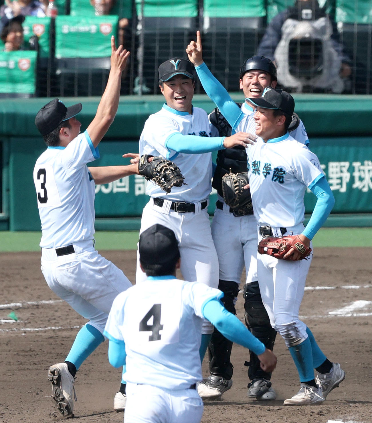 報徳学園対山梨学院　優勝を決め喜びを爆発させる山梨学院エース林（左から2人目）らナイン（撮影・上山淳一）