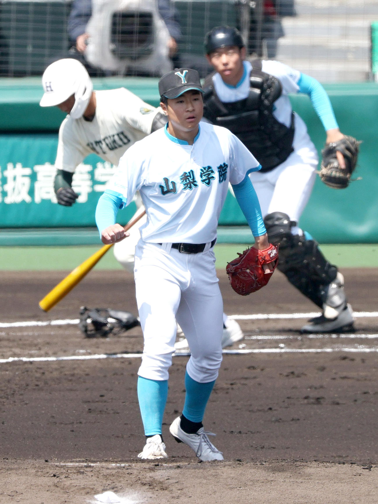 報徳学園対山梨学院　1回表報徳学園2死三塁、林（手前）は石野を遊ゴロに仕留める（撮影・上山淳一）