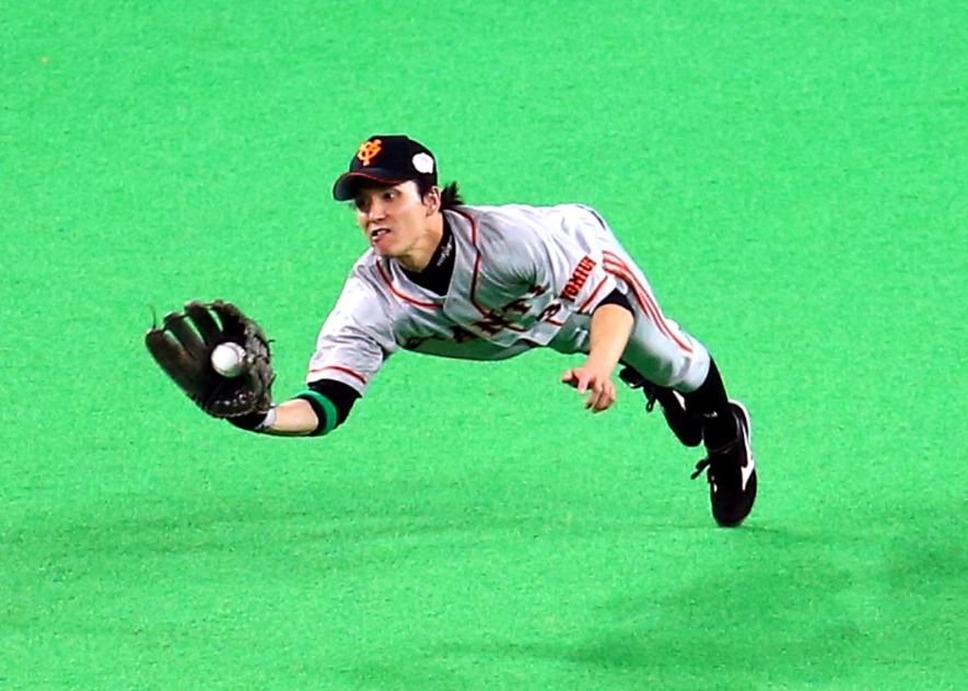 １２年１０月、日本ハムとの日本シリーズ第３戦で、金子誠の中飛を好捕する松本