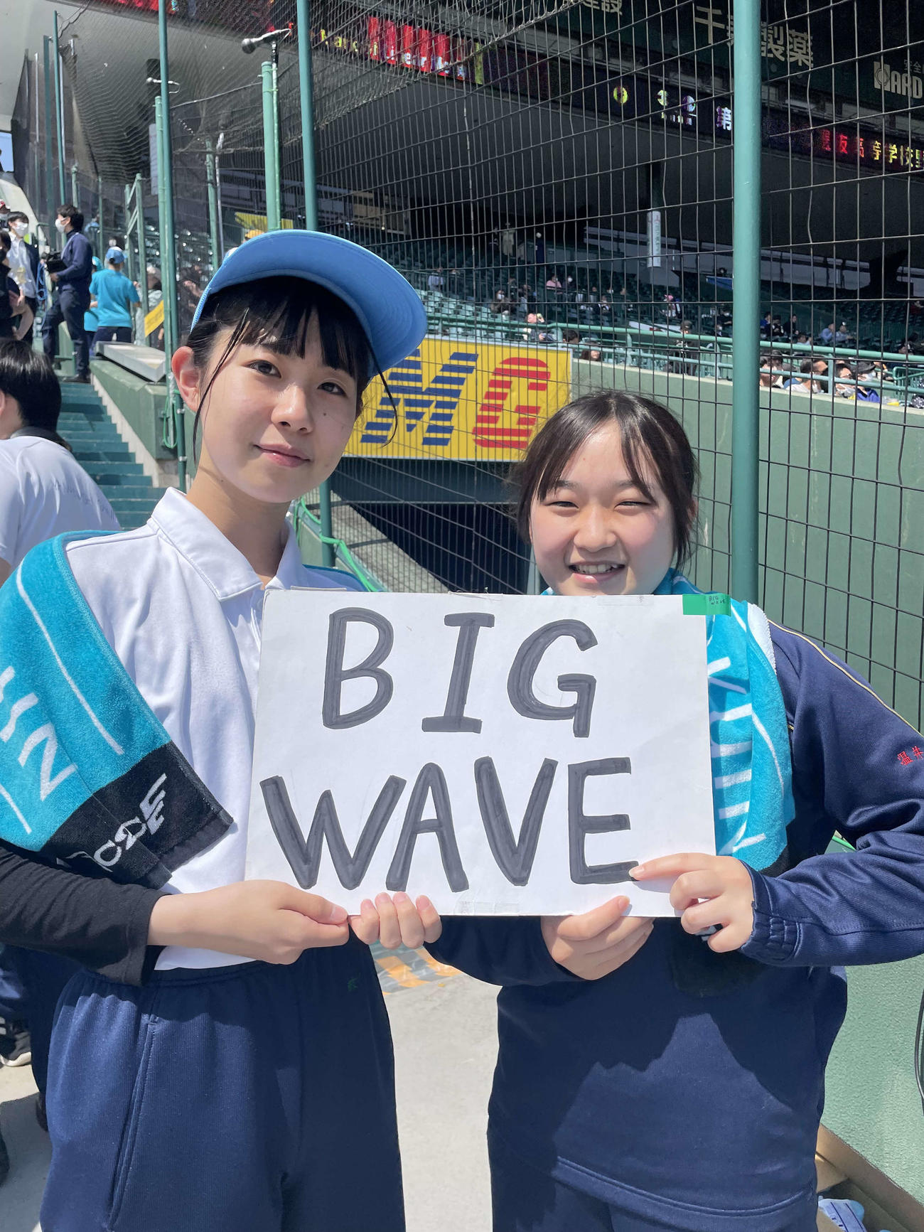 報徳学園対山梨学院　山梨学院のチャンステーマ「BIG WAVE」のボードを掲げる吹奏楽部員