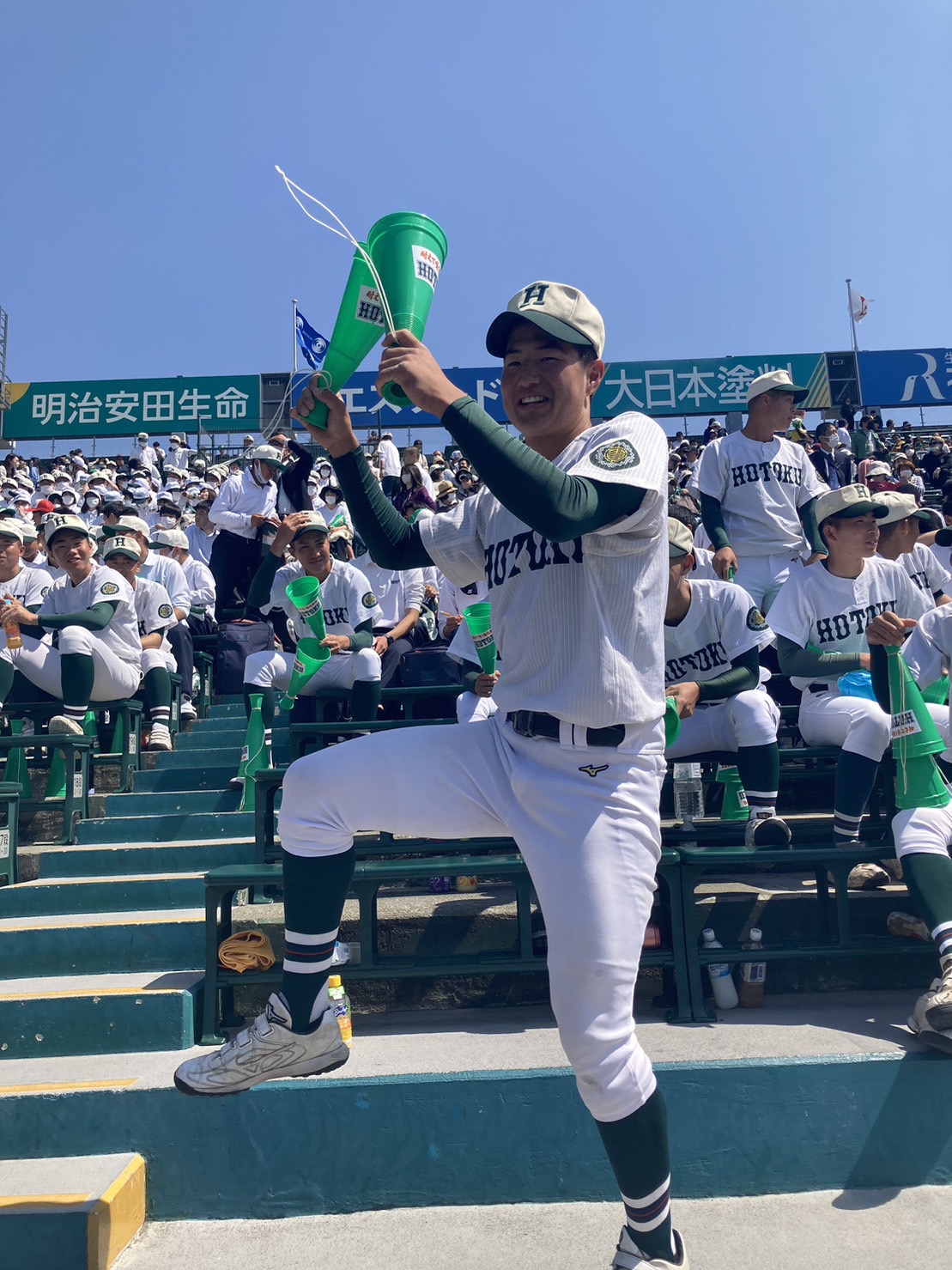 「アゲアゲホイホイ」を踊る報徳学園の植村颯太外野手（撮影・竹本穂乃加）