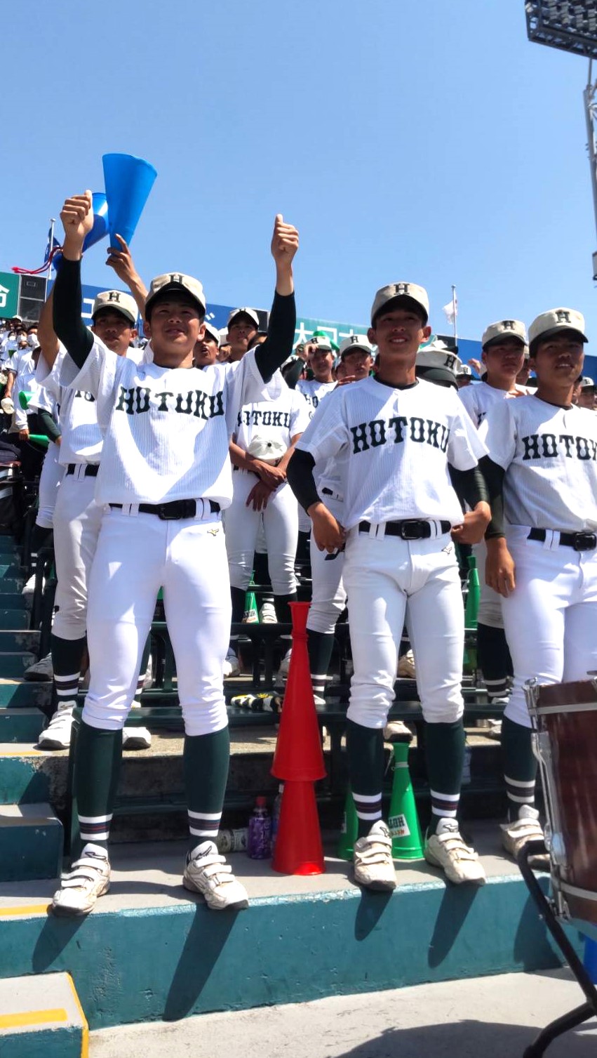 報徳学園応援団長の大崎元輝外野手（左）（撮影・柏原誠）