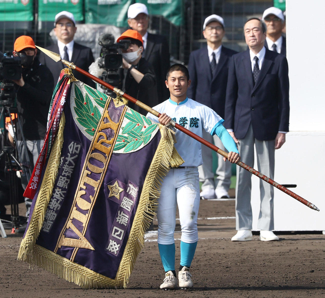 報徳学園対山梨学院　優勝旗を手に、笑顔をみせる山梨学院の進藤主将（撮影・上山淳一）