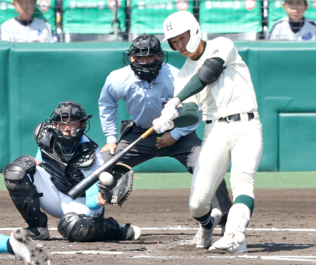 報徳学園対山梨学院　4回表報徳学園無死、堀は三塁内野安打を放つ（撮影・上山淳一）